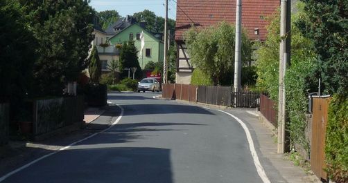 Typisches Straßenbild in Reinhardtsgrimma